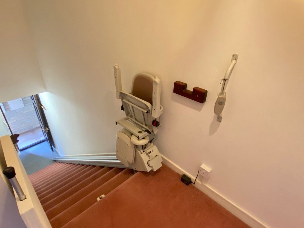 2 bed flat for sale in Dunster Court, Woodborough Road, Winscombe, North Somerset. BS25, £168,000