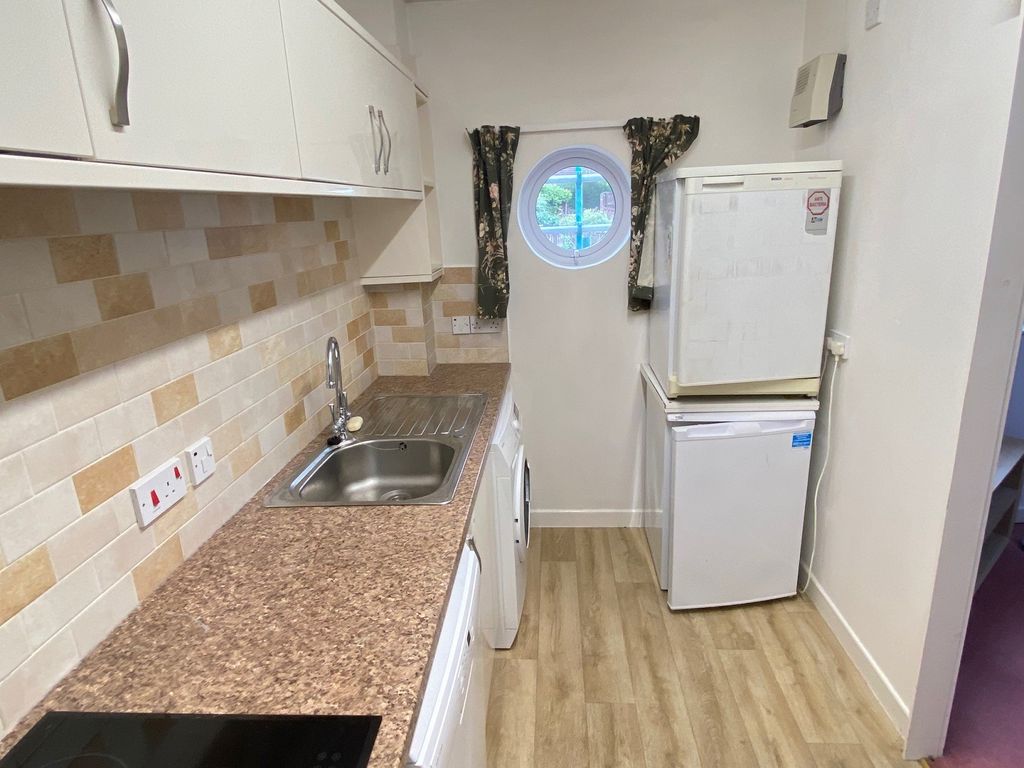 2 bed flat for sale in Dunster Court, Woodborough Road, Winscombe, North Somerset. BS25, £168,000
