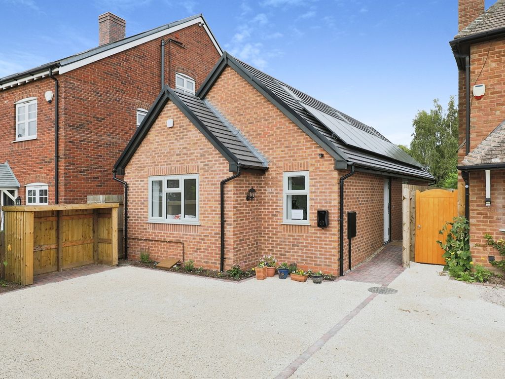 2 bed detached bungalow for sale in Kineton Road, Wellesbourne, Warwick CV35, £325,000