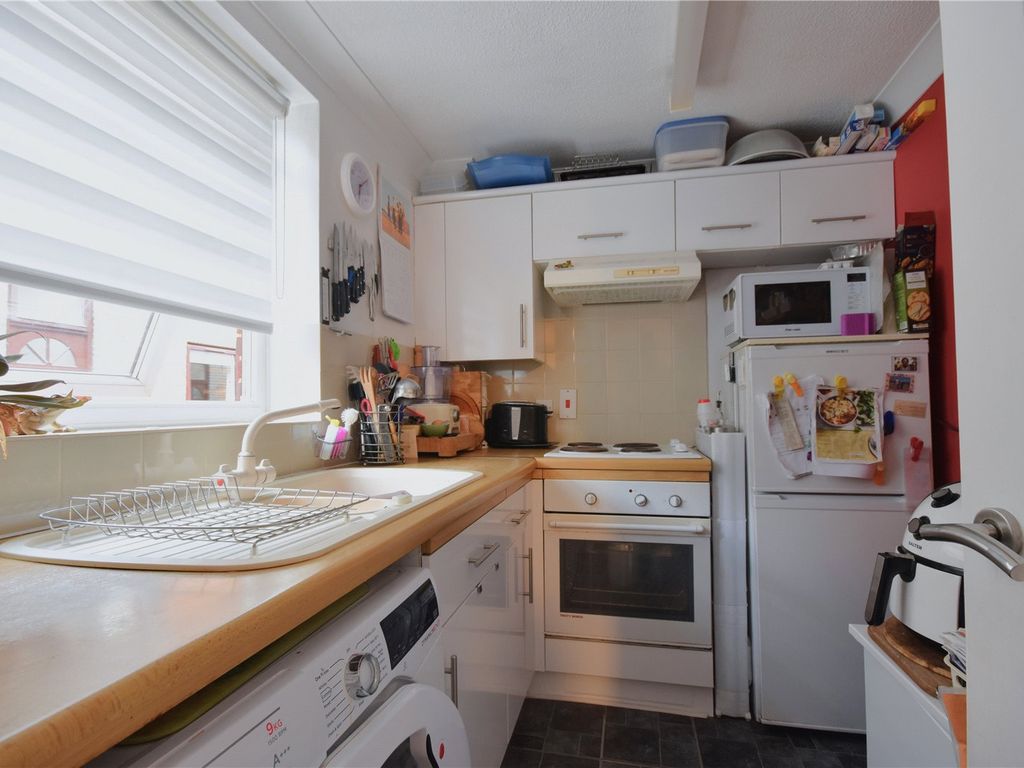 1 bed flat for sale in Crawley, West Sussex RH10, £180,000
