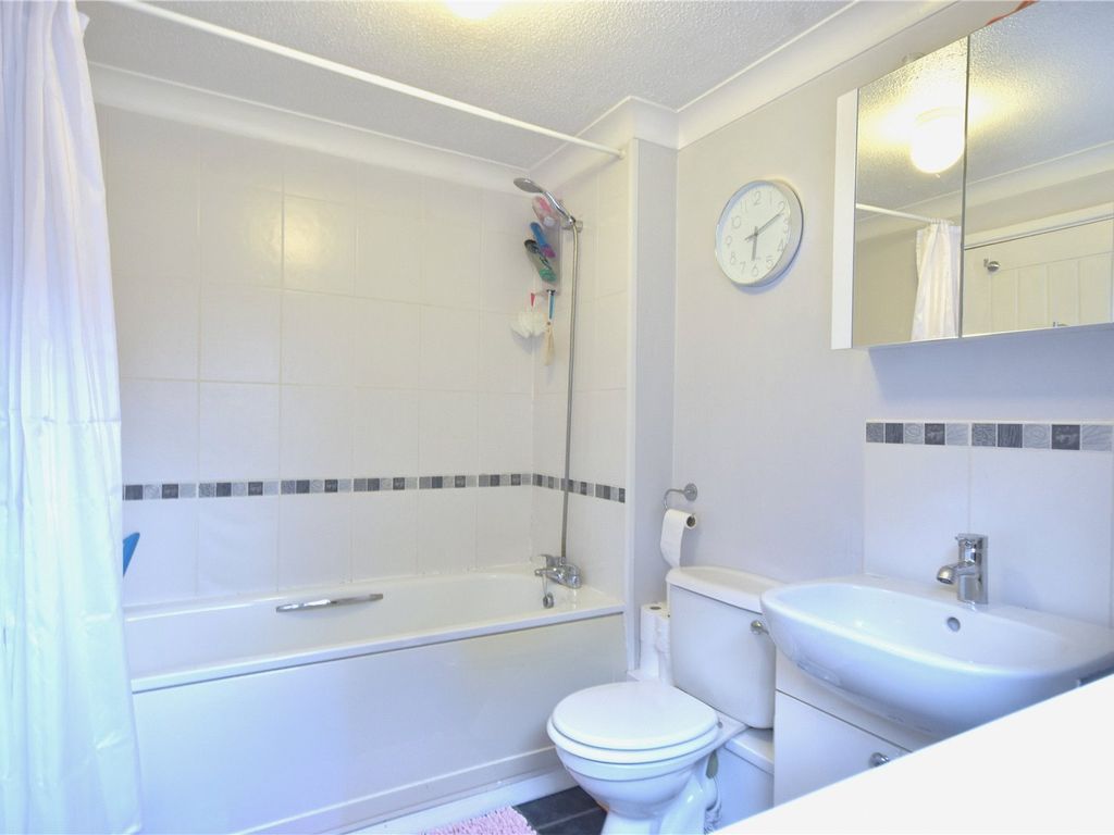 1 bed flat for sale in Crawley, West Sussex RH10, £180,000