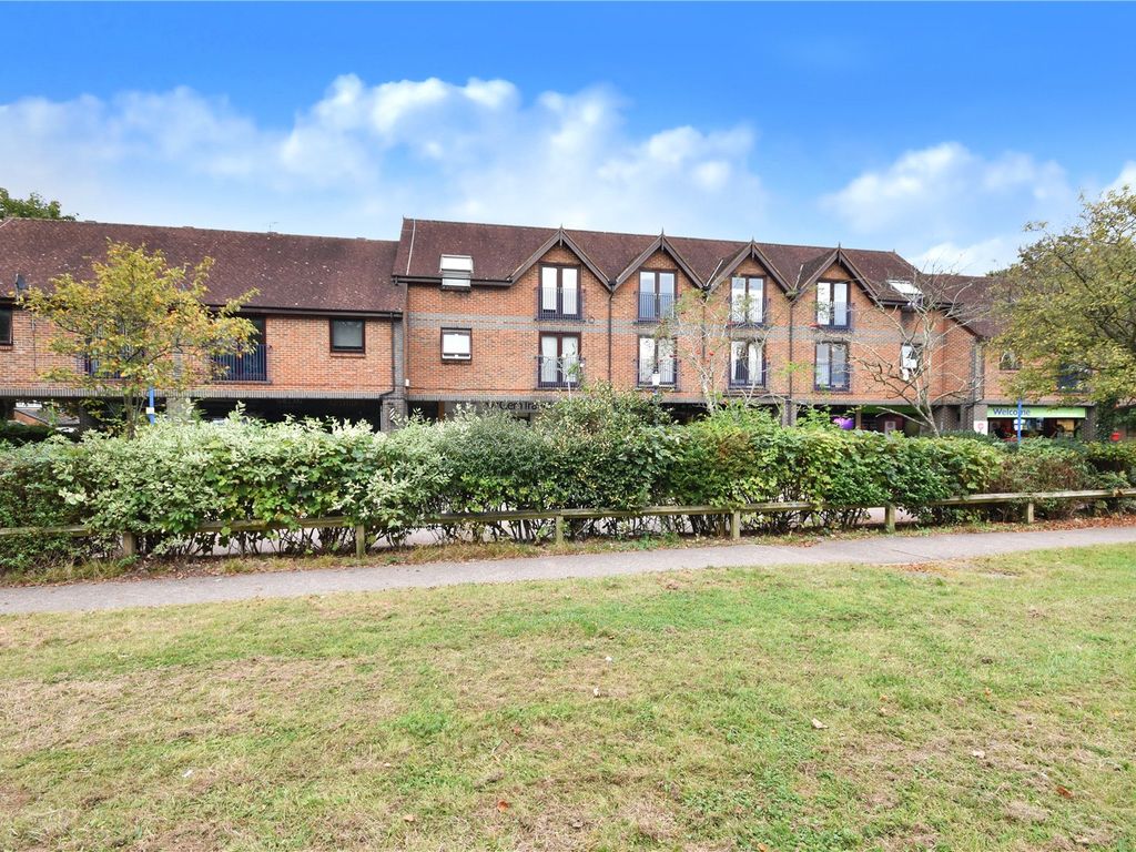 1 bed flat for sale in Crawley, West Sussex RH10, £180,000