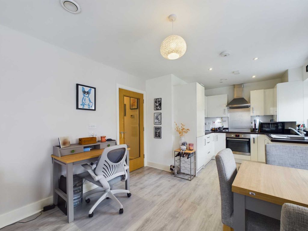 1 bed flat for sale in Cannon House, Nash Mills HP3, £240,000