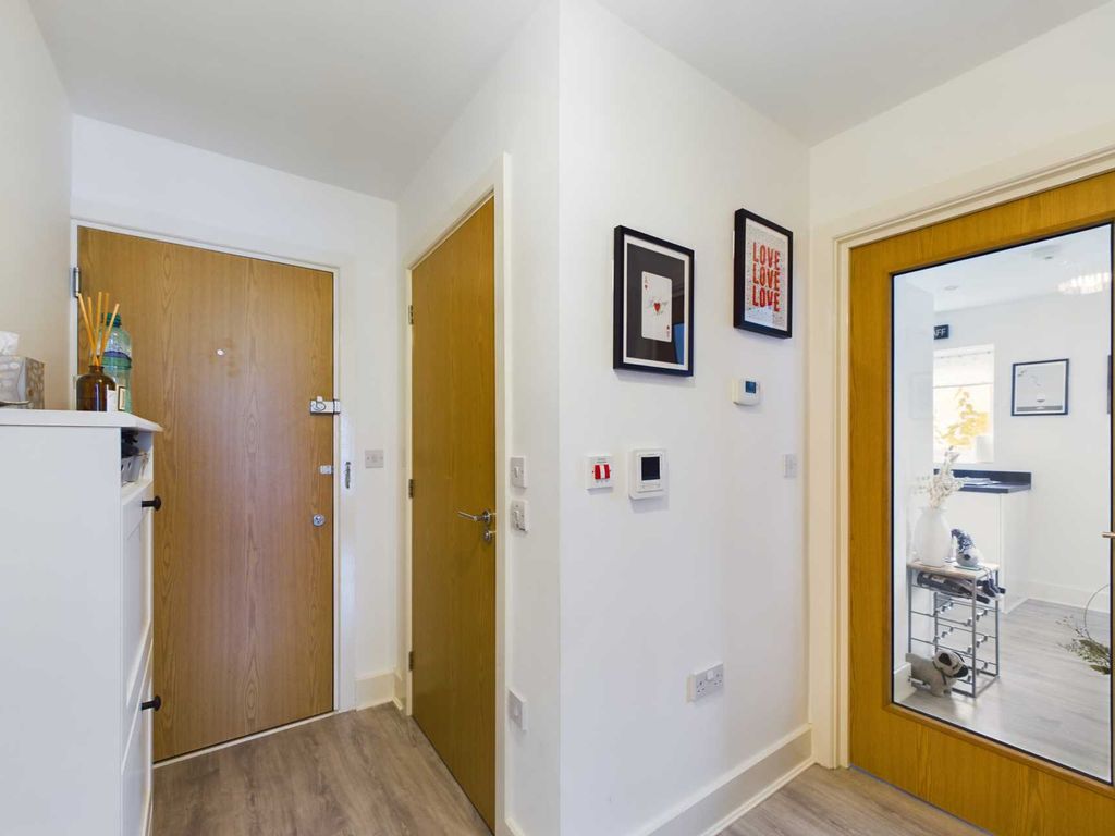 1 bed flat for sale in Cannon House, Nash Mills HP3, £240,000