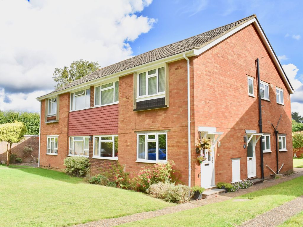 2 bed maisonette for sale in Moat Court, Ashtead KT21, £295,000