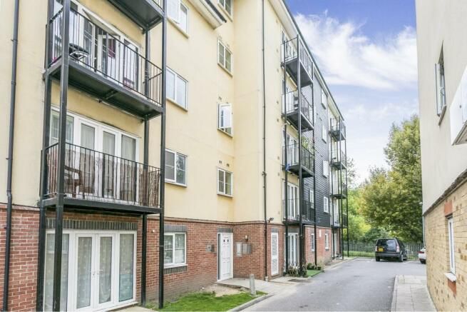 2 bed flat for sale in Blackthorn Road, Ilford IG1, £240,000