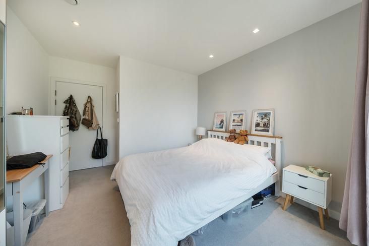 2 bed flat for sale in Falcon Road, Battersea, London SW11, £187,500