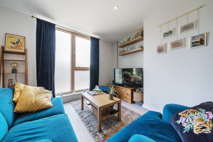 2 bed flat for sale in Falcon Road, Battersea, London SW11, £187,500