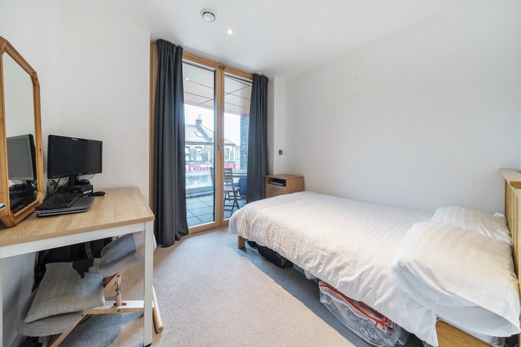 2 bed flat for sale in Falcon Road, Battersea, London SW11, £187,500