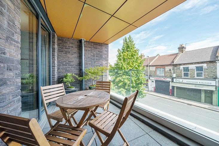 2 bed flat for sale in Falcon Road, Battersea, London SW11, £187,500