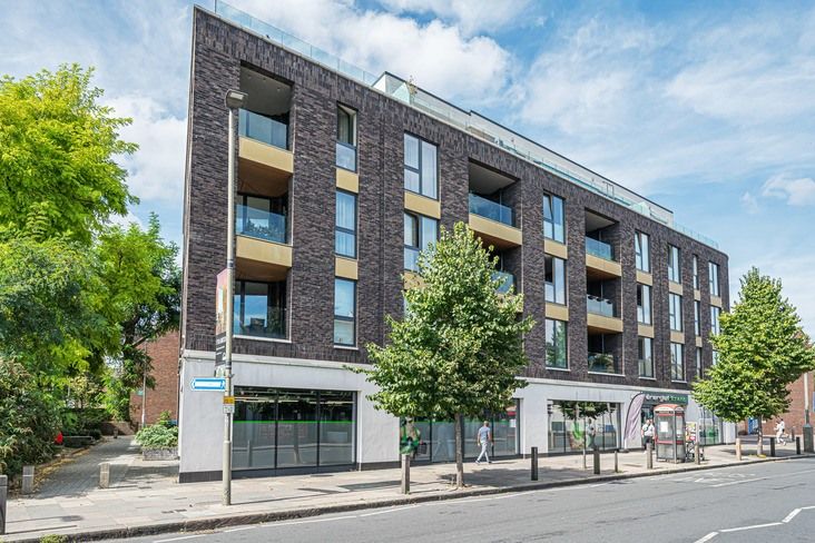 2 bed flat for sale in Falcon Road, Battersea, London SW11, £187,500