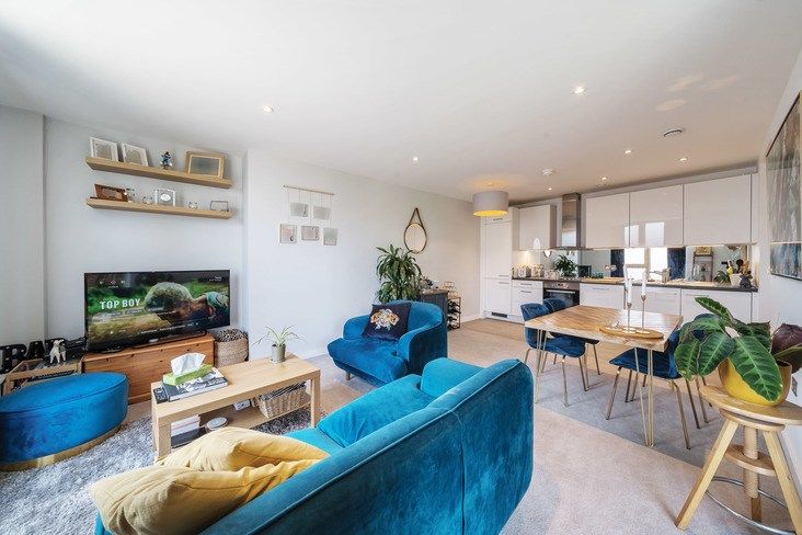 2 bed flat for sale in Falcon Road, Battersea, London SW11, £187,500