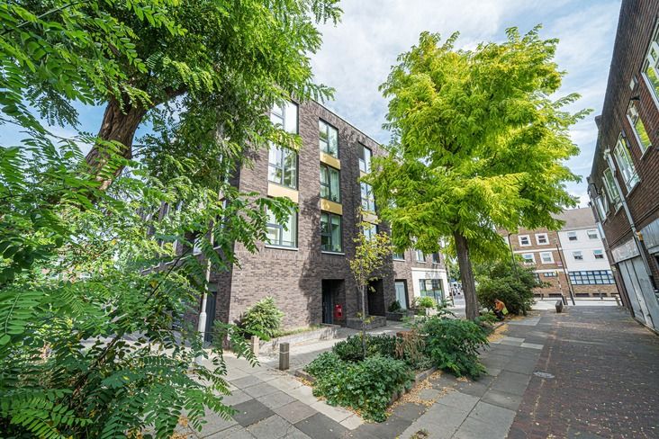 2 bed flat for sale in Falcon Road, Battersea, London SW11, £187,500