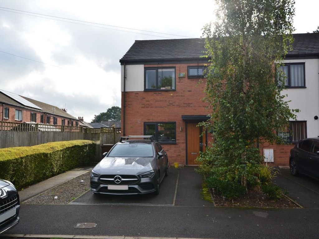 3 bed town house for sale in Ingham Place, Bury BL9, £205,000