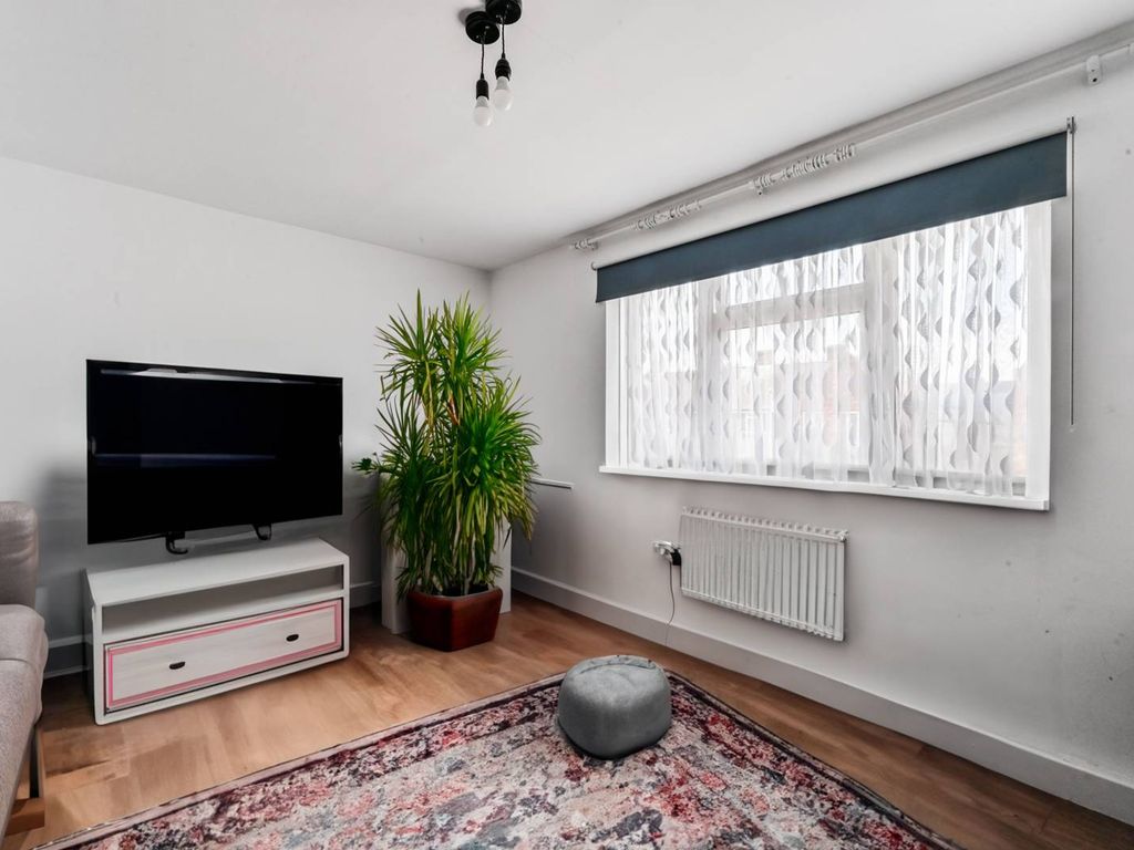 1 bed flat for sale in Allington Avenue, Tottenham, London N17, £250,000