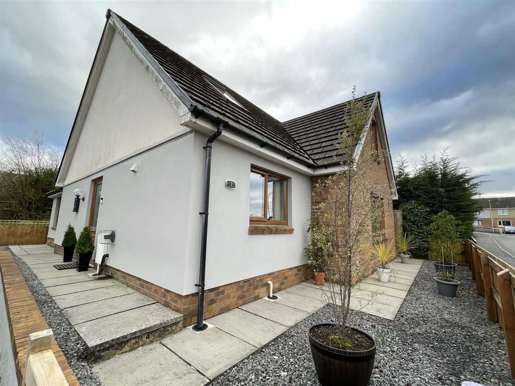 3 bed detached bungalow for sale in Clos Gwyn, Tumble, Llanelli SA14, £244,950