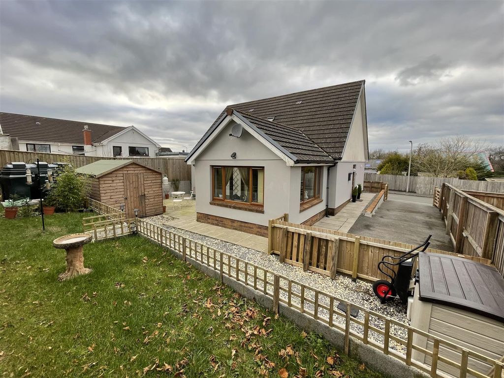 3 bed detached bungalow for sale in Clos Gwyn, Tumble, Llanelli SA14, £244,950
