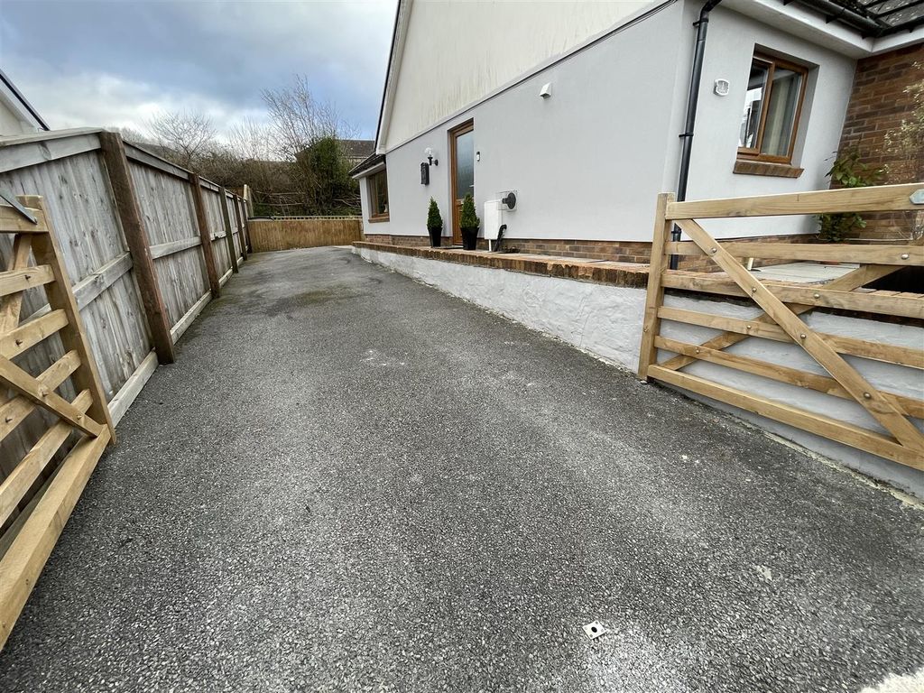 3 bed detached bungalow for sale in Clos Gwyn, Tumble, Llanelli SA14, £244,950