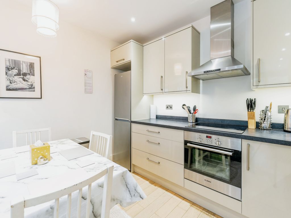 1 bed flat for sale in Barnsbury Lane, Surbiton KT5, £275,000
