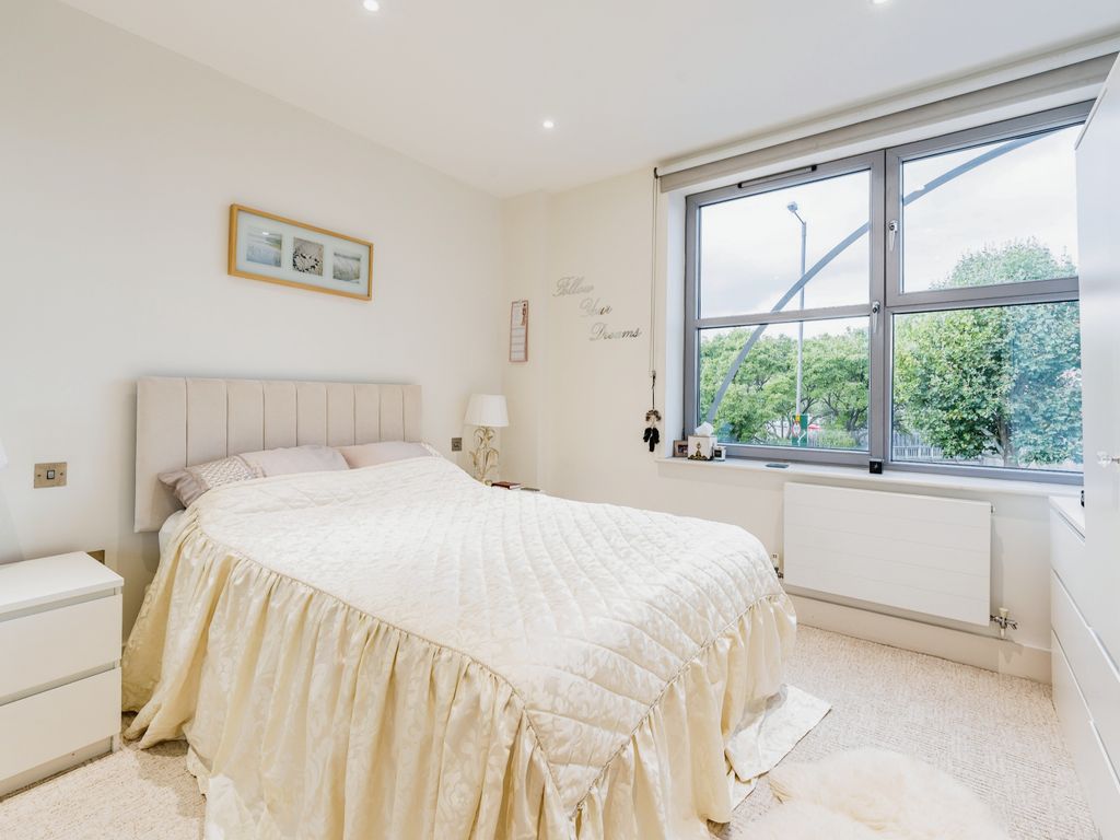 1 bed flat for sale in Barnsbury Lane, Surbiton KT5, £275,000