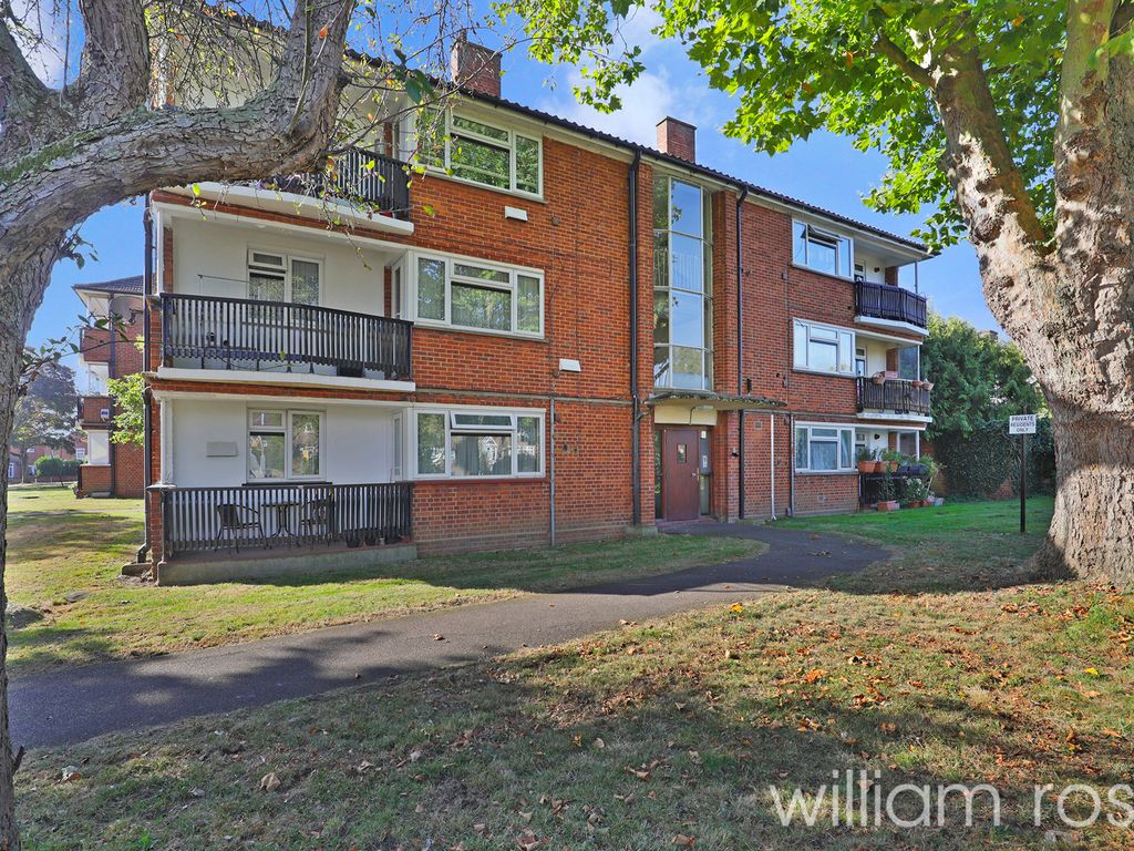 2 bed flat for sale in Hatch Lane, Chingford, London E4, £325,000