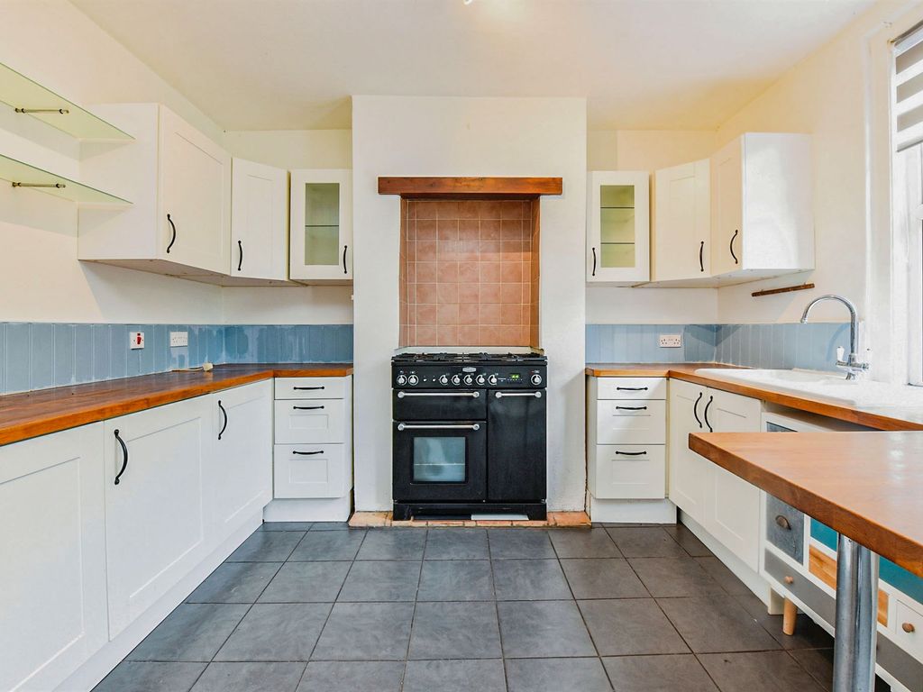 3 bed end terrace house for sale in Wood Lane, Chippenham SN15, £250,000