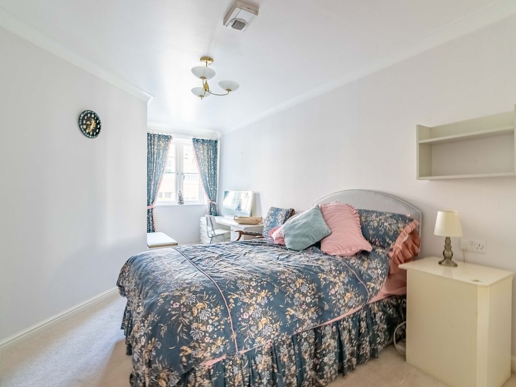 1 bed flat for sale in Southdown Road, Harpenden, Hertfordshire AL5, £235,000