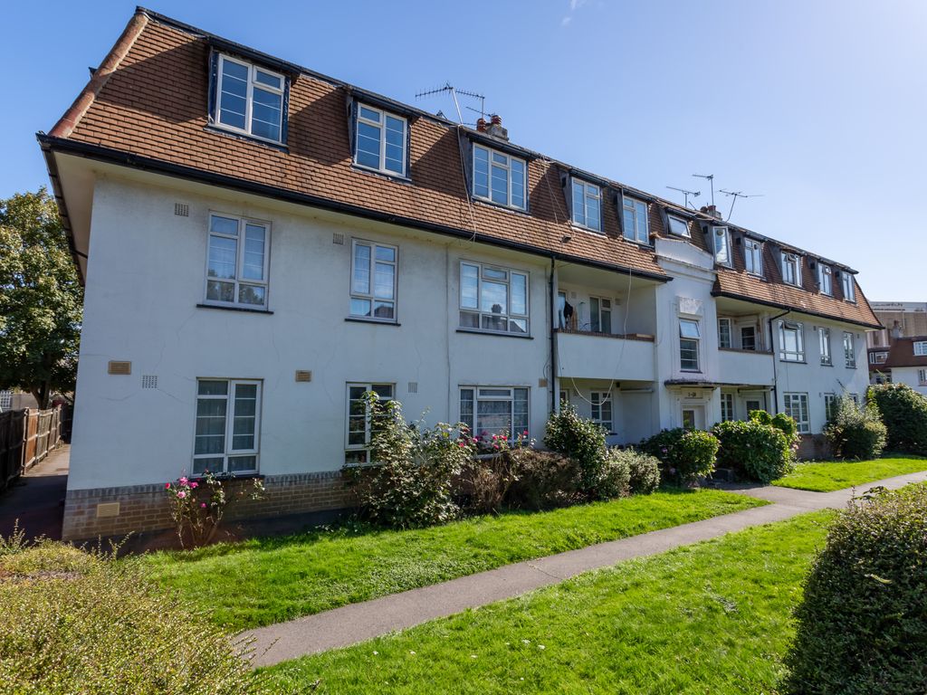 2 bed flat for sale in London Road, Morden SM4, £280,000