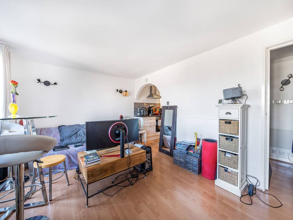 Studio for sale in Discovery Walk, Wapping, London E1W, £325,000