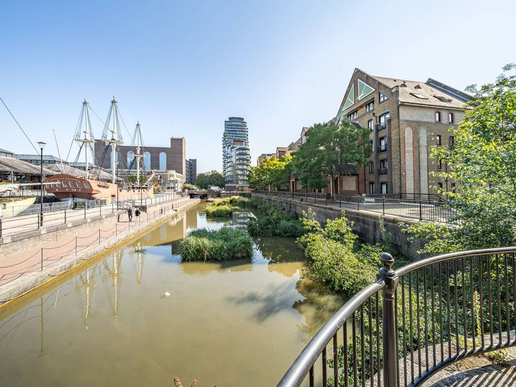 Studio for sale in Discovery Walk, Wapping, London E1W, £325,000