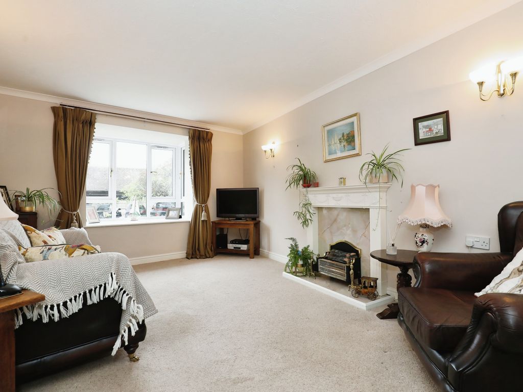 2 bed flat for sale in Warwick Road, Stratford-Upon-Avon, Warwickshire CV37, £165,000