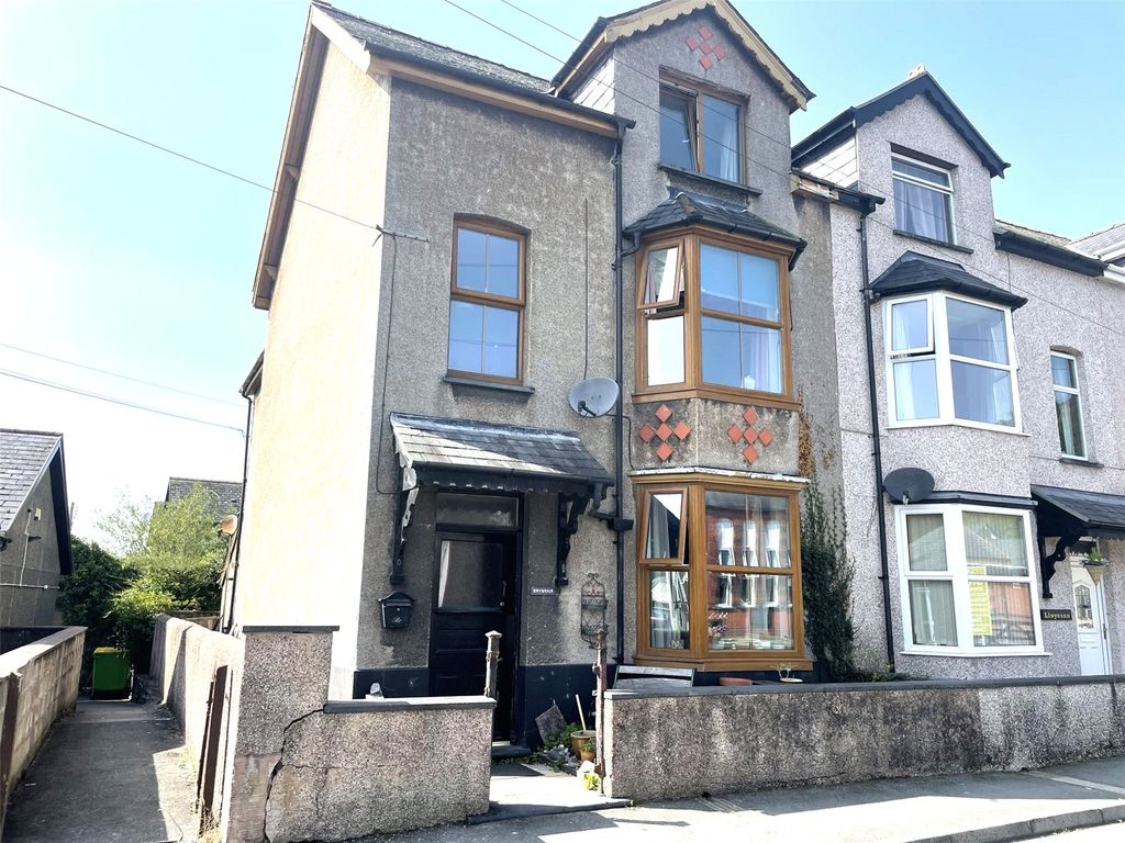 5 bed end terrace house for sale in New Street, Machynlleth, Powys SY20, £225,000