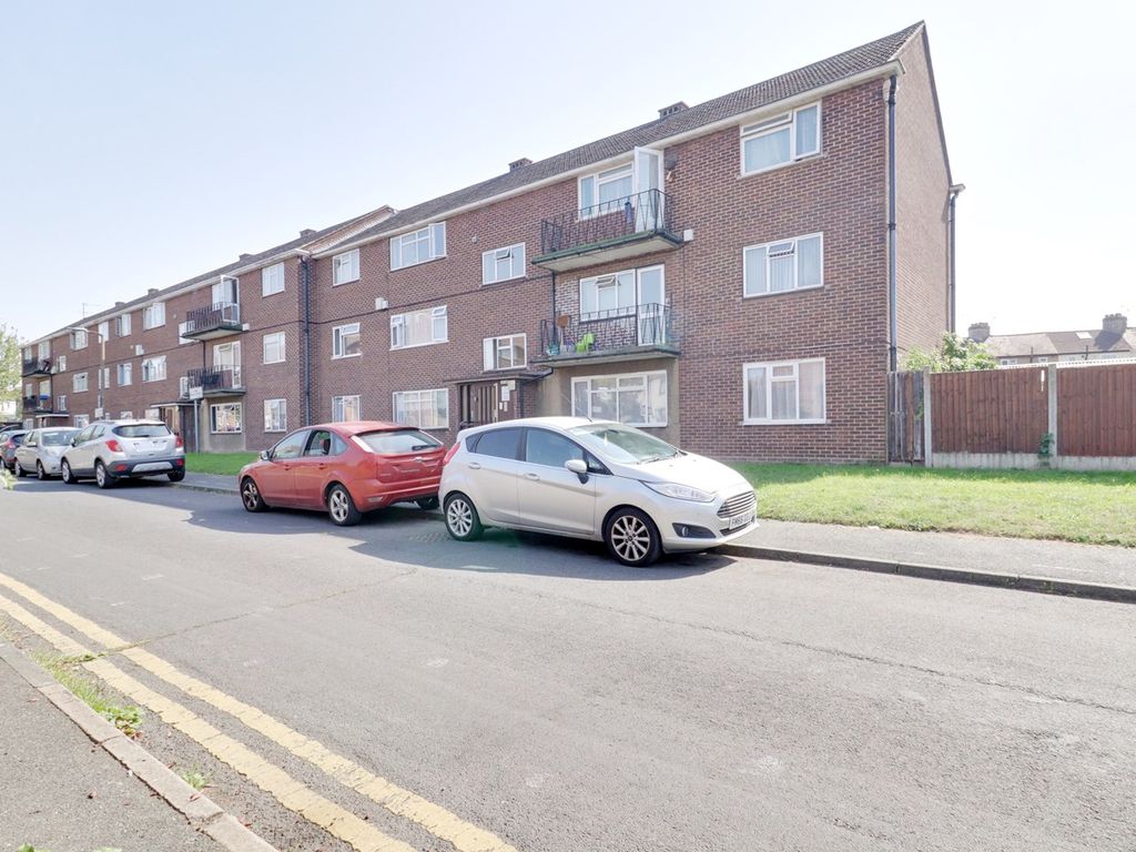 2 bed flat for sale in Stirling Close, Rainham RM13, £270,000