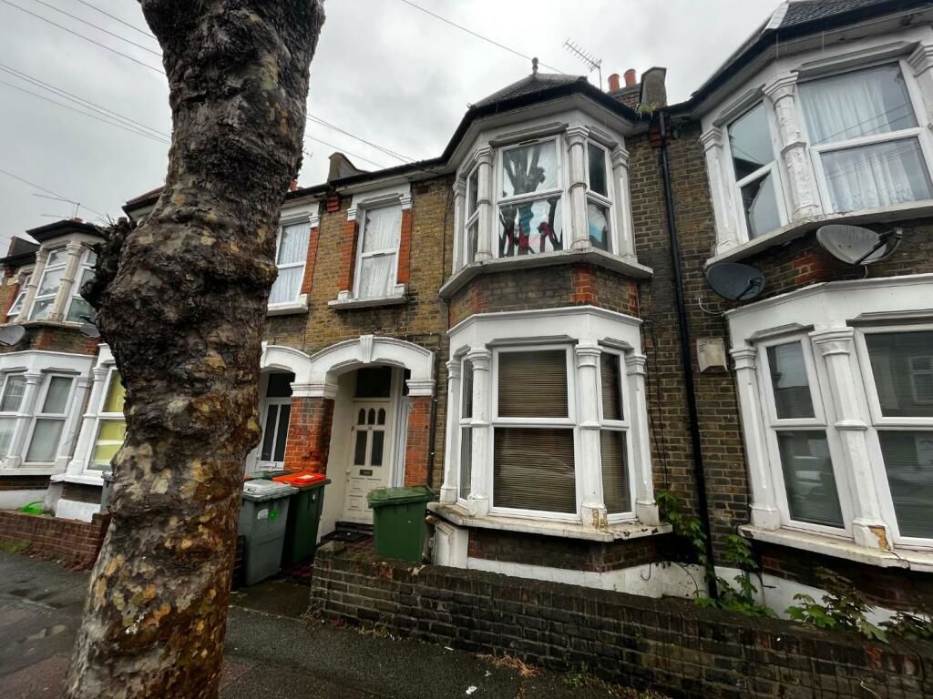 1 bed flat for sale in Oakfield Road, London E6, £215,000