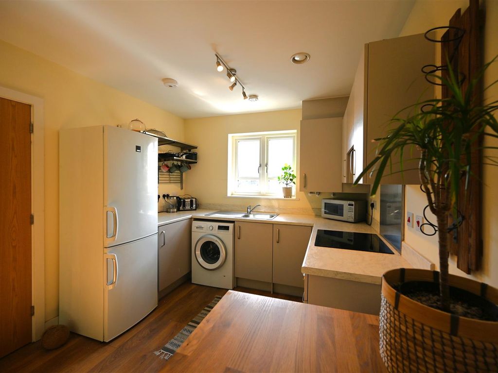 2 bed flat for sale in Frome Road, Radstock BA3, £169,950