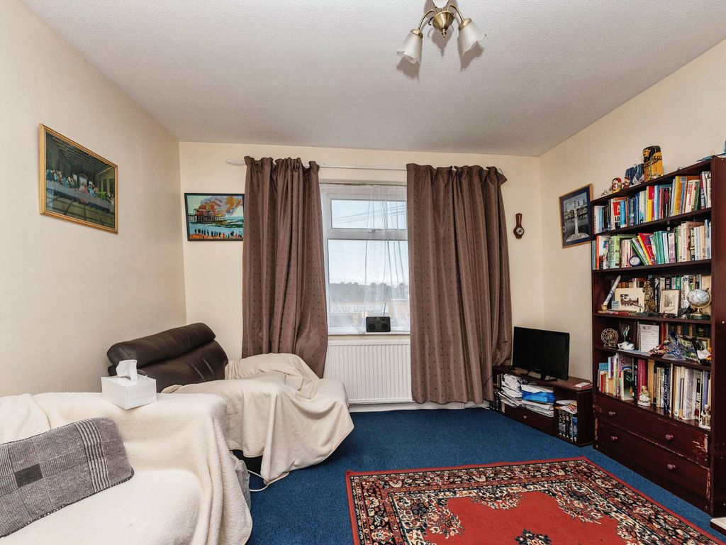 2 bed maisonette for sale in Woodland Avenue, Luton, Bedfordshire LU3, £160,000