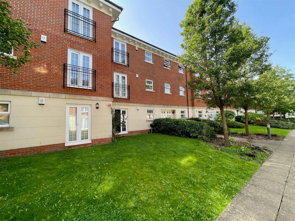 2 bed flat for sale in Jago Court, Newbury RG14, £220,000
