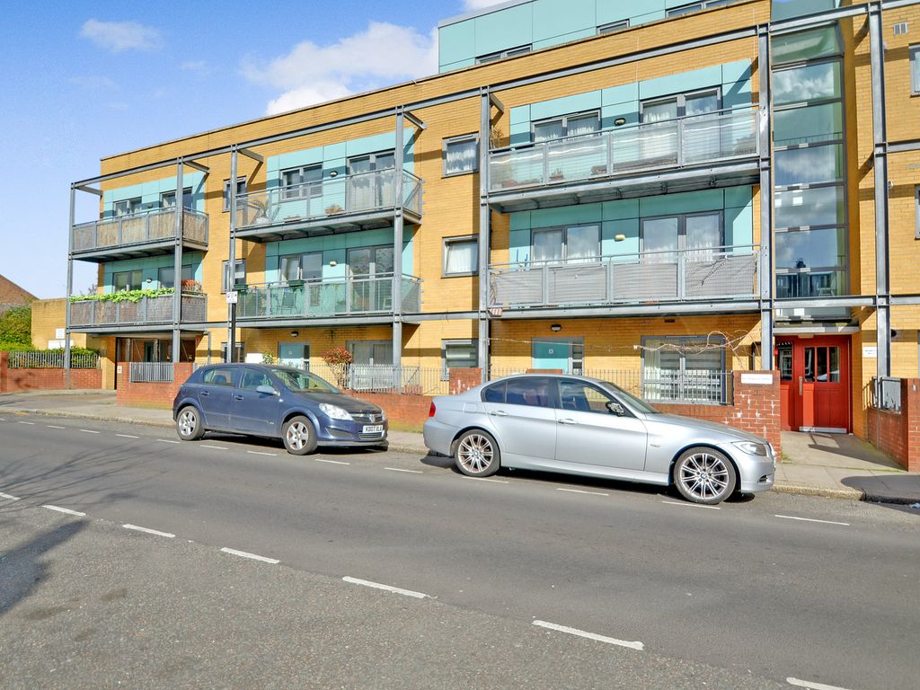 2 bed flat for sale in Cornwall Road, London N15, £187,500