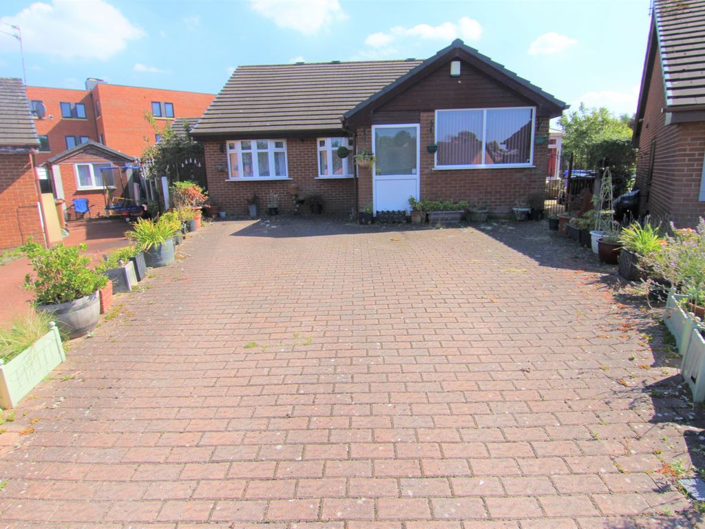 3 bed bungalow for sale in Manshaw Crescent, Audenshaw M34, £299,000