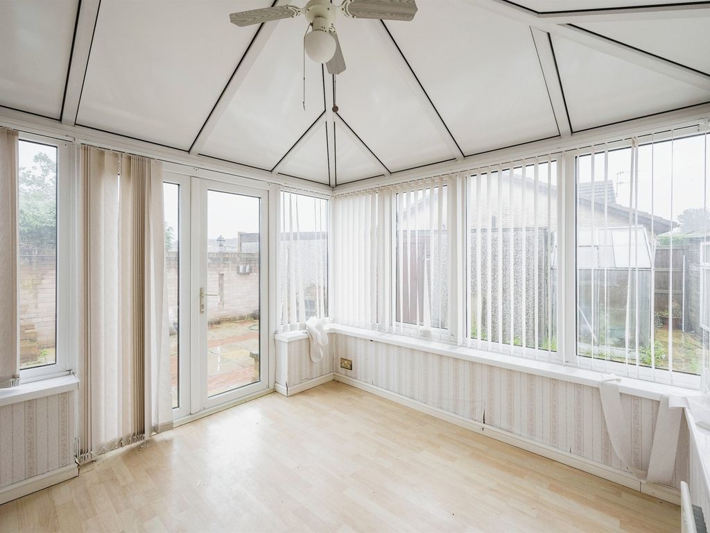 2 bed detached bungalow for sale in Harpenden Drive, Dunscroft, Doncaster DN7, £150,000
