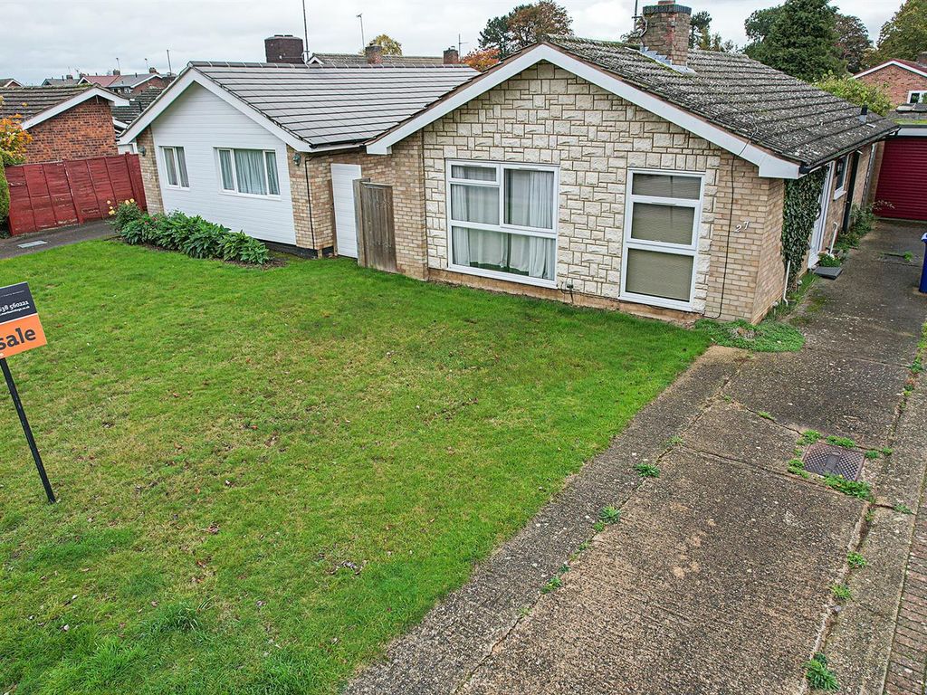 2 bed detached bungalow for sale in Churchill Avenue, Newmarket CB8, £285,000