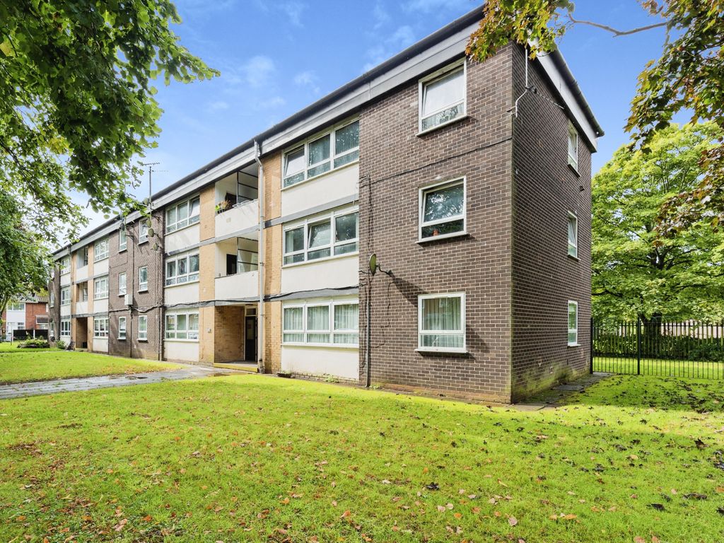 2 bed flat for sale in Epping Drive, Sale, Greater Manchester M33, £170,000