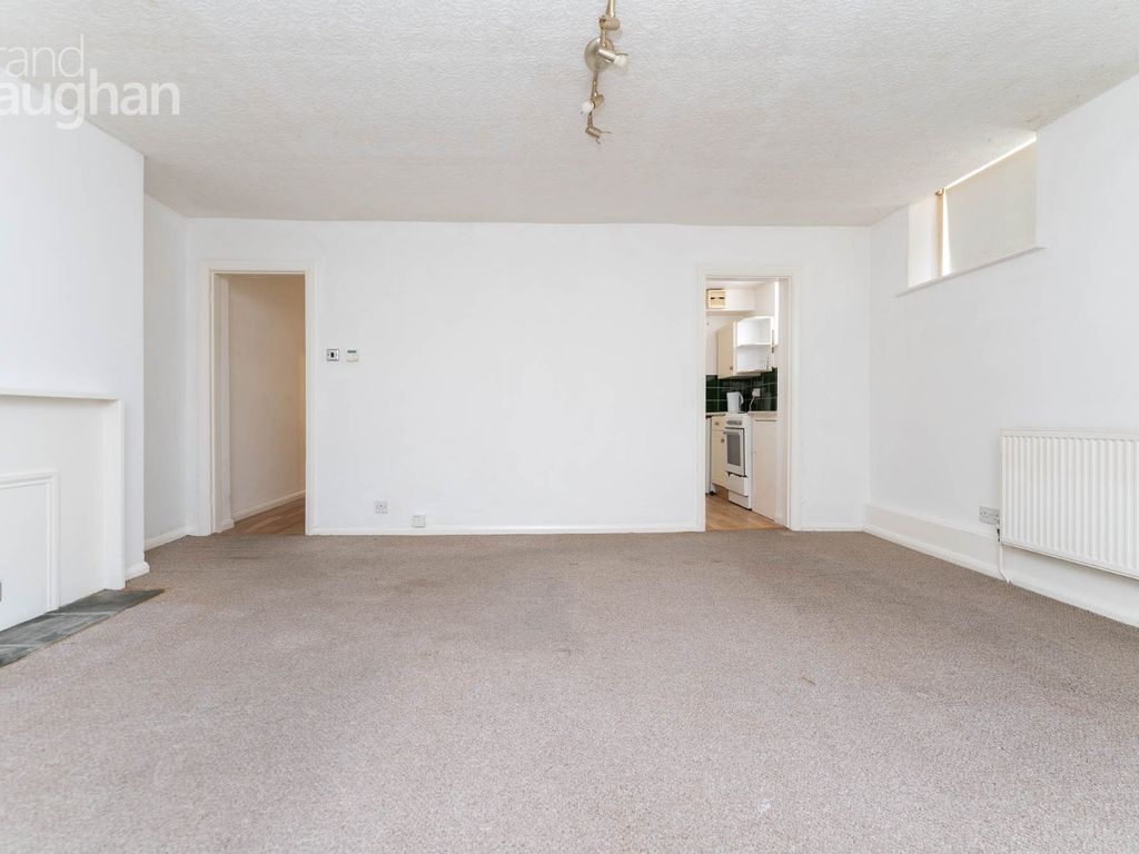 1 bed flat for sale in Clarence Square, Brighton BN1, £195,000