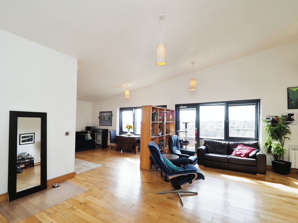 2 bed flat for sale in Bath Lane, Leicester LE3, £300,000