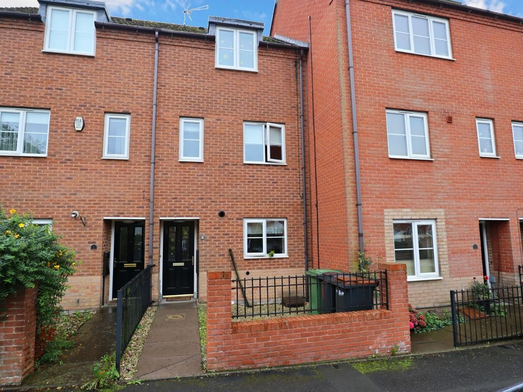 3 bed terraced house for sale in Spruce Road, Nuneaton CV10, £170,000