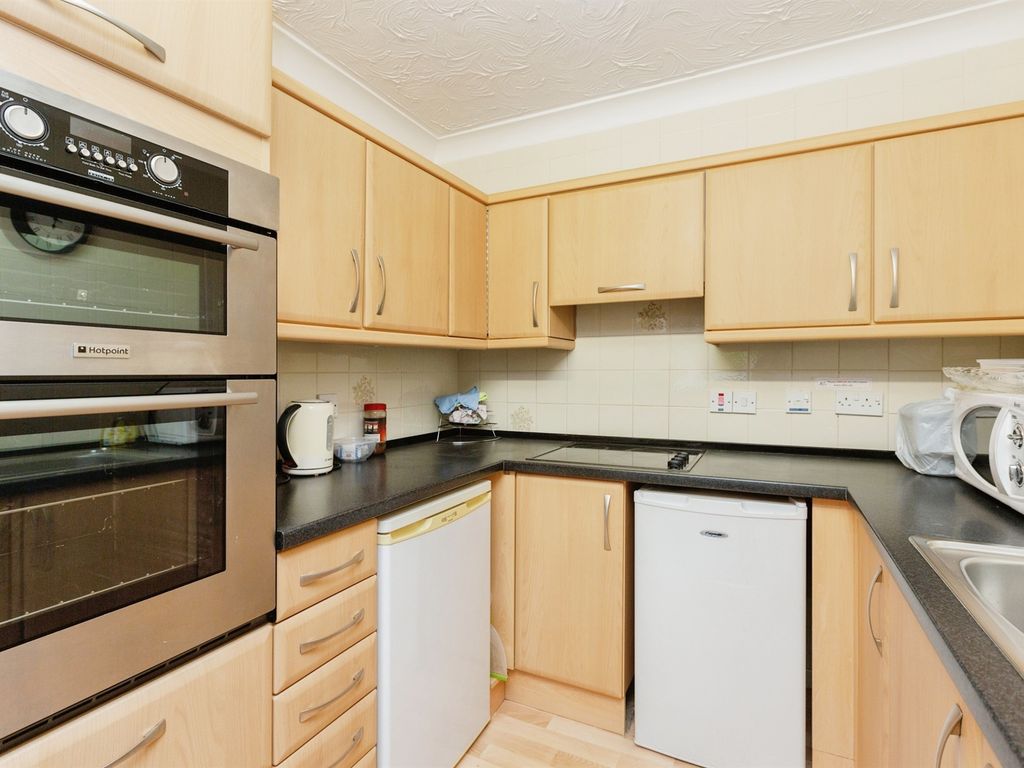 1 bed property for sale in Lawnsmead Gardens, Newport Pagnell MK16, £130,000