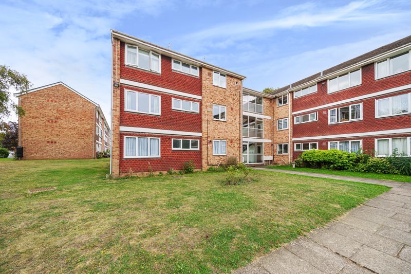 2 bed flat for sale in Woodington Close, London SE9, £300,000