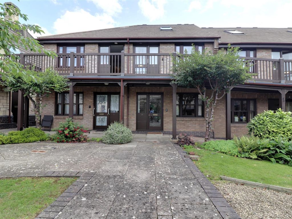 1 bed flat for sale in Church Road, Stroud GL5, £110,000