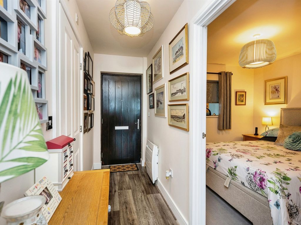 1 bed flat for sale in Esplanade, Porthcawl CF36, £250,000