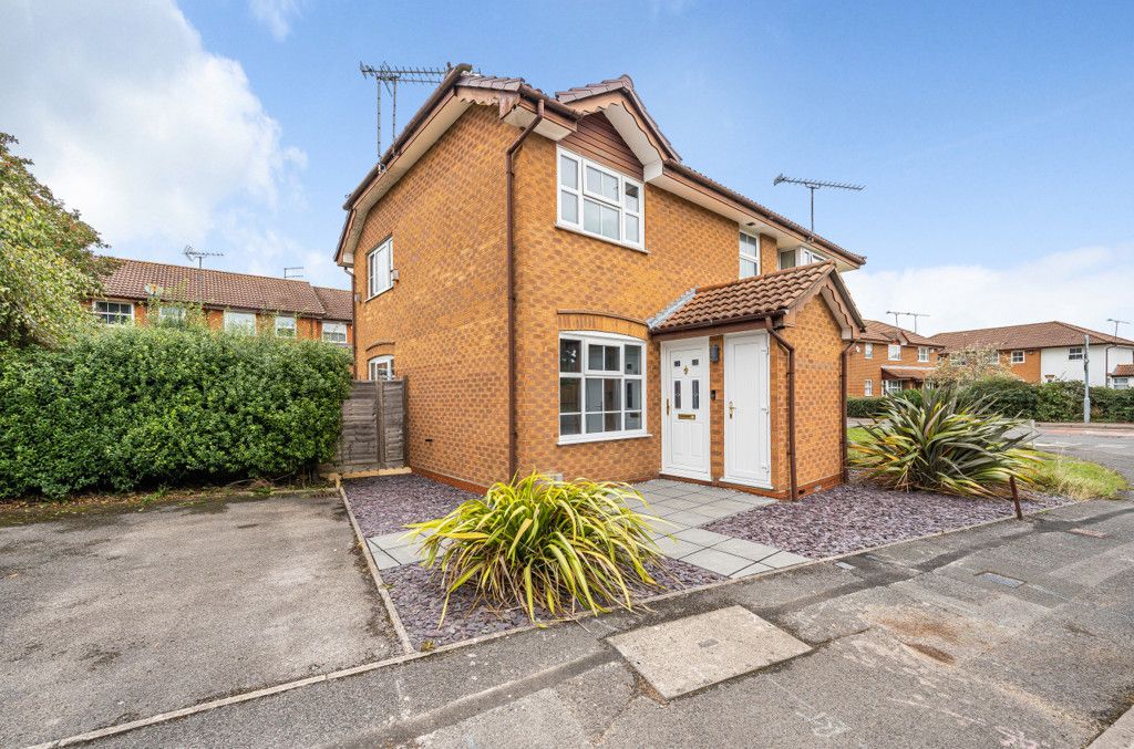 1 bed terraced house for sale in Harvard Close, Woodley, Reading RG5, £250,000